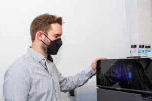 Person vor einem Fuse1 3D-Drucker