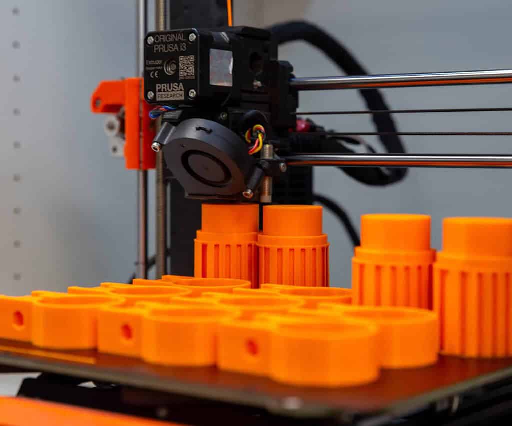 Original Prusa i3 beim Drucken einer vollen Platte oranger Teile