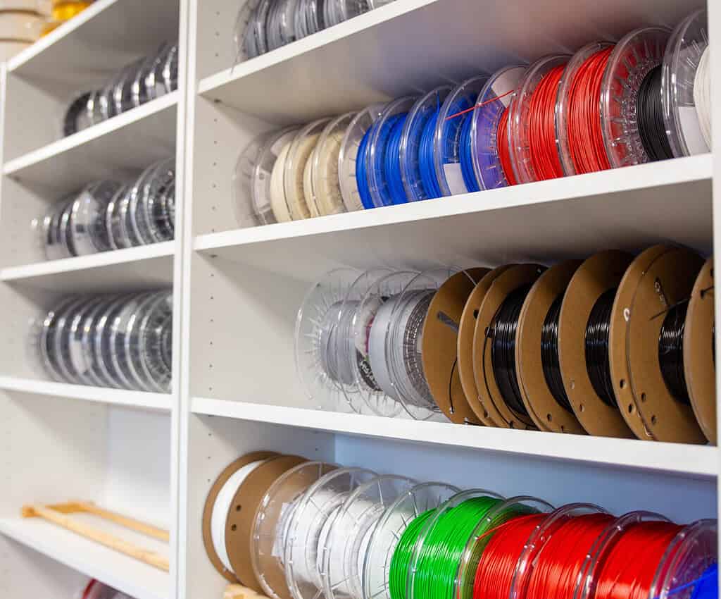 Lagerregal mit Filamentspulen in vielen Farben