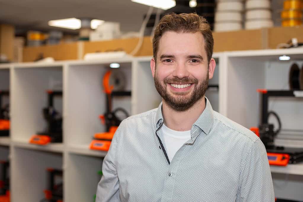 Jens Rahjes, Inhaber von FDM-Druckservice, vor den 3D-Druckern in der Werkstatt in Verden (Aller)